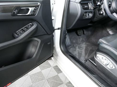 Certified 2025 Porsche Macan GTS image 8