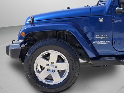Used 2010 Jeep Wrangler Unlimited Sahara w/ Dual Top Group AWD/4WD image 28