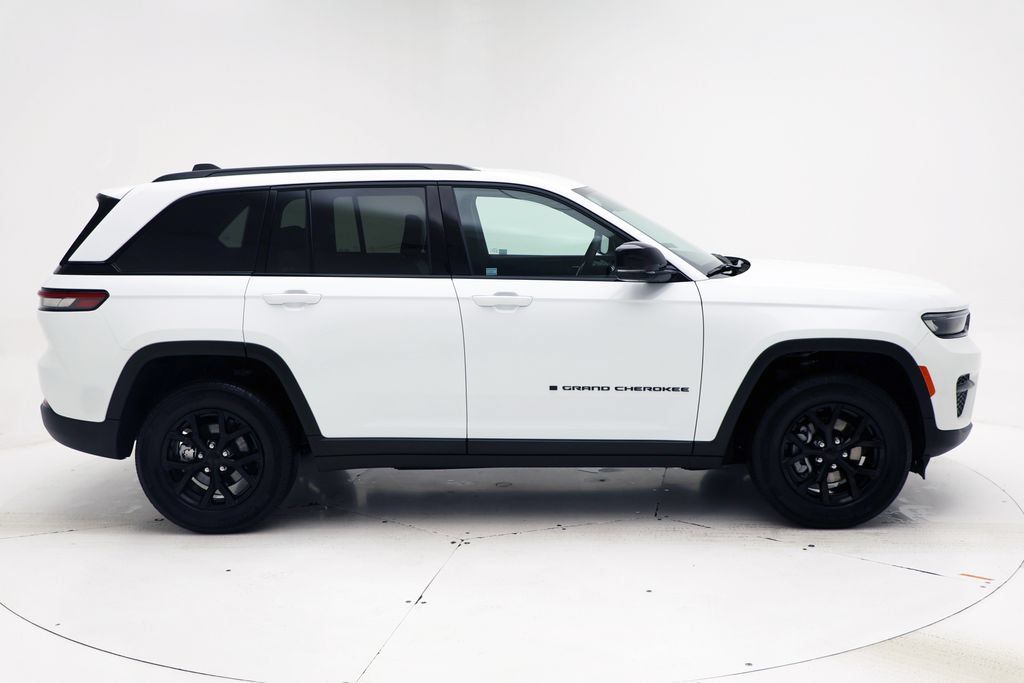 Used 2025 Jeep Grand Cherokee Altitude AWD/4WD image 3