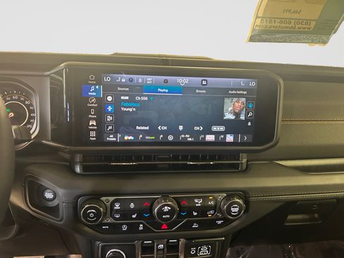 Used 2025 Jeep Gladiator Mojave w/ Convenience Group AWD/4WD image 15