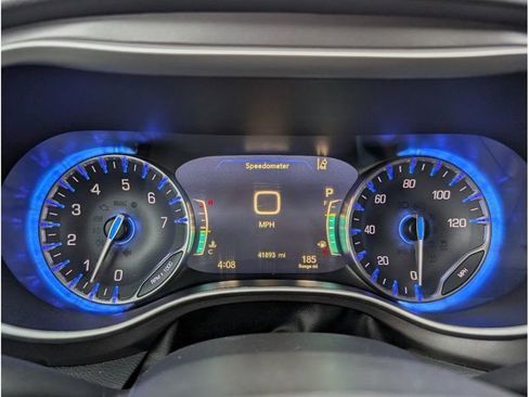 Used 2024 Chrysler Pacifica Touring-L image 20