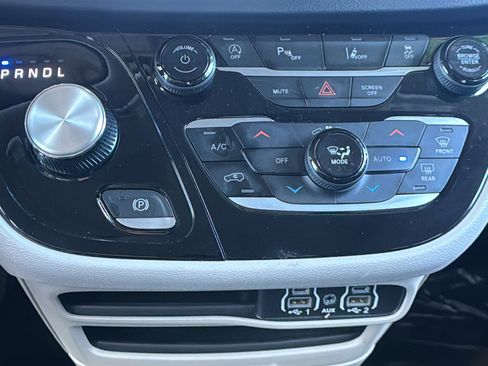 Used 2023 Chrysler Pacifica Touring-L image 30