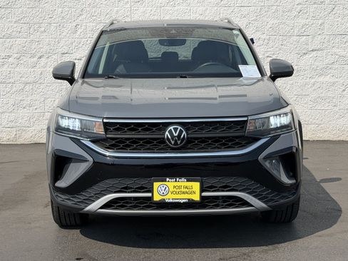 Used 2023 Volkswagen Taos SE w/ Panoramic Sunroof Package AWD/4WD image 2