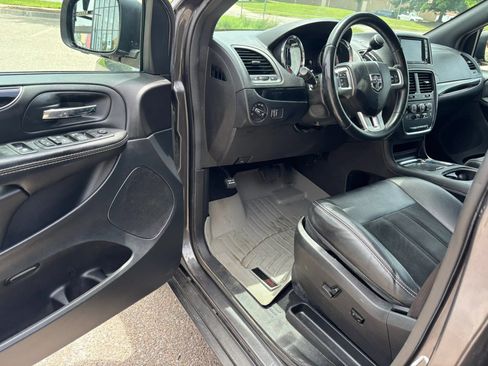 Used 2018 Dodge Grand Caravan SXT w/ Blacktop Package FWD image 19