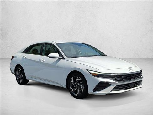 Used 2025 Hyundai Elantra SEL FWD image 3