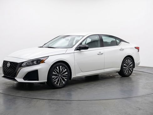 Used 2025 Nissan Altima 2.5 SV FWD image 3