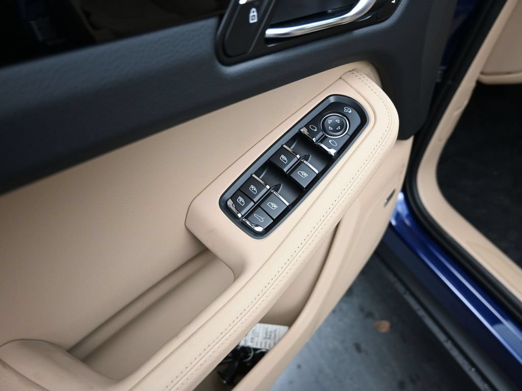 Certified 2026 Porsche Macan AWD/4WD image 11
