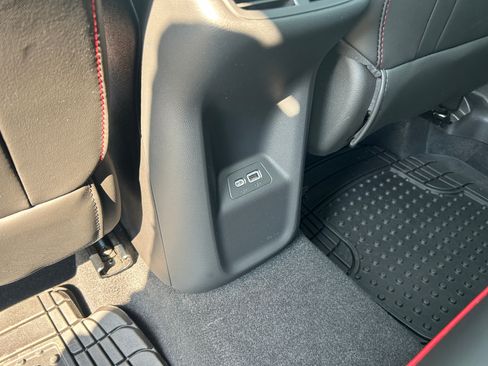 Used 2022 Buick Envision Essence w/ Technology Package II AWD/4WD image 38