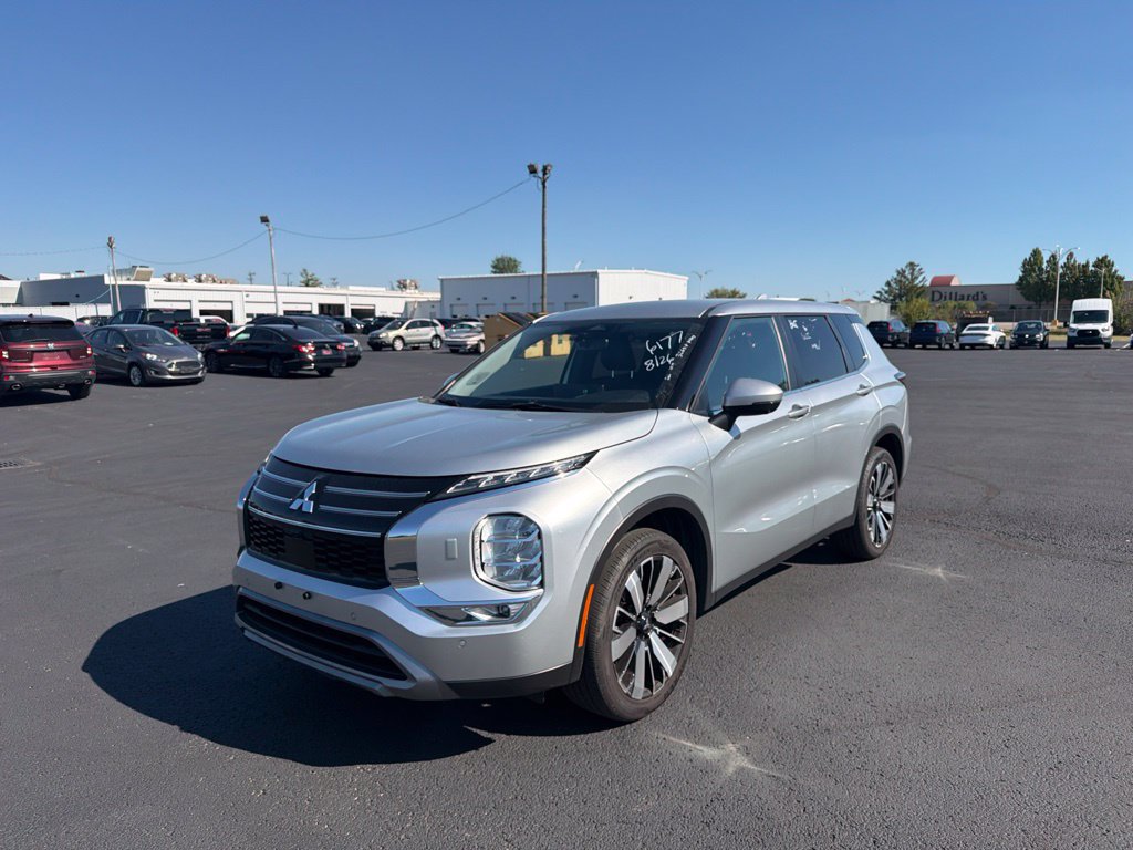 Used 2025 Mitsubishi Outlander SE AWD/4WD image 3