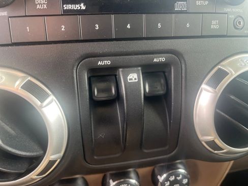 Used 2016 Jeep Wrangler Sahara w/ Dual Top Group AWD/4WD image 11