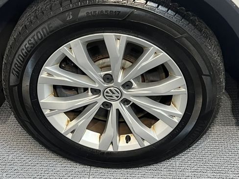 Used 2018 Volkswagen Tiguan SE w/ Panoramic Sunroof Package FWD image 9