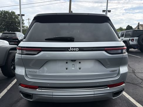 Certified 2025 Jeep Grand Cherokee Summit w/ Luxury Tech Group V AWD/4WD image 7