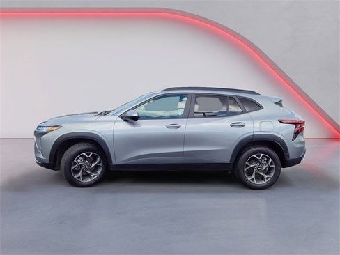 Used 2025 Chevrolet Trax LT w/ Driver Confidence Package image 8