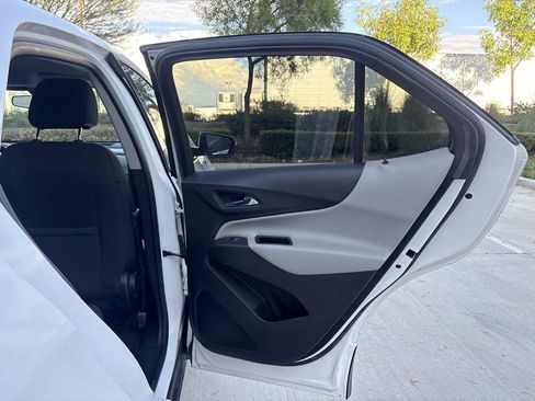 Used 2018 Chevrolet Equinox LT FWD image 12