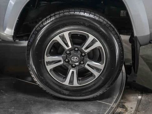 Used 2019 Toyota Tacoma TRD Sport w/ Technology Package image 7