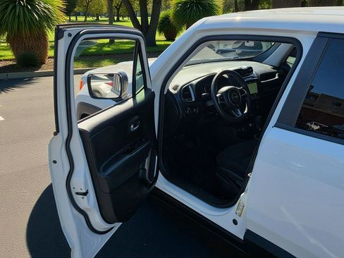 Used 2023 Jeep Renegade Latitude image 42