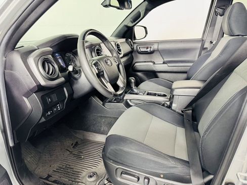 Used 2022 Toyota Tacoma TRD Off-Road AWD/4WD image 5