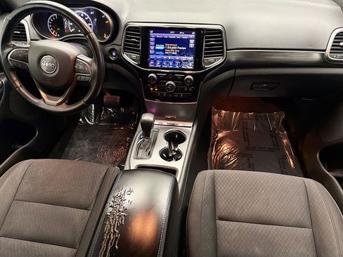 Used 2019 Jeep Grand Cherokee Laredo image 12