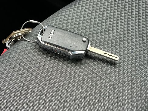 Used 2025 Kia Soul LX w/ LX Technology Package FWD image 21