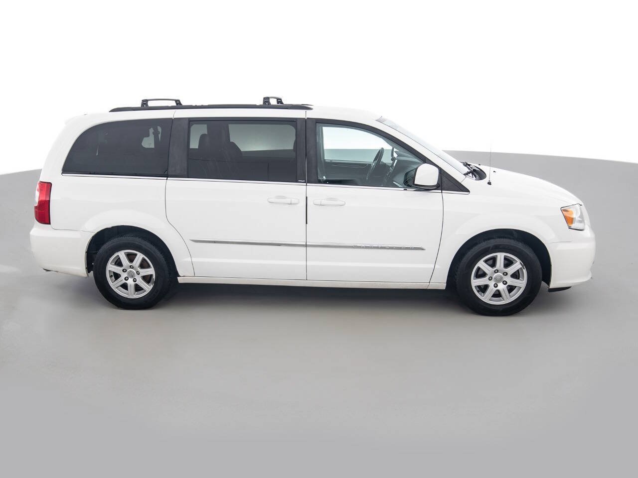 Used 2013 Chrysler Town & Country Touring FWD image 4