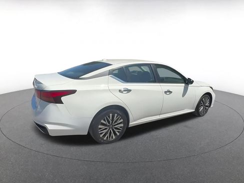Used 2025 Nissan Altima 2.5 SV FWD image 15