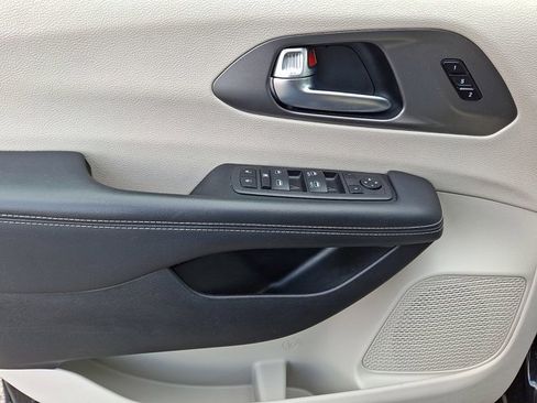 Certified 2023 Chrysler Pacifica Touring-L image 17