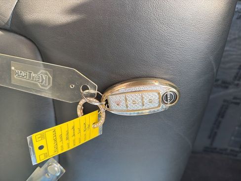 Used 2022 Nissan Armada SV image 26