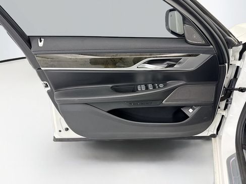 Used 2020 BMW 740i w/ Premium Package RWD image 23