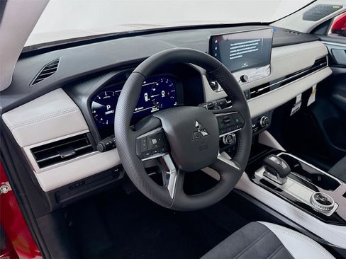 New 2025 Mitsubishi Outlander SE image 9
