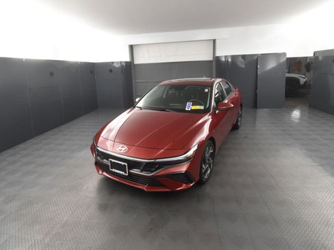 Used 2025 Hyundai Elantra SEL image 6