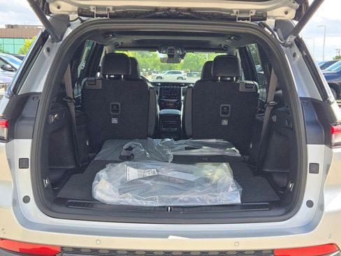 New 2025 Jeep Grand Cherokee L Altitude image 17
