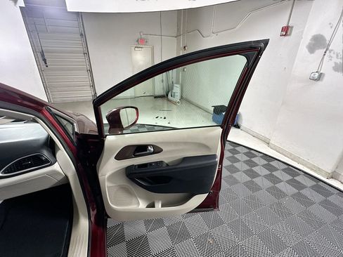 Used 2018 Chrysler Pacifica Touring-L FWD image 32