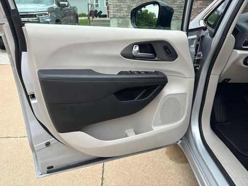 Used 2024 Chrysler Pacifica Touring-L FWD image 8