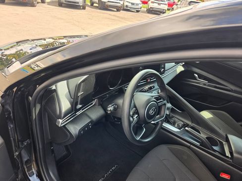 Used 2023 Hyundai Elantra SE FWD image 12