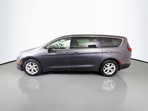 Used 2018 Chrysler Pacifica Touring Plus w/ Tire & Wheel Group image 6