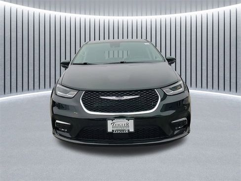 Used 2024 Chrysler Pacifica Touring-L image 9