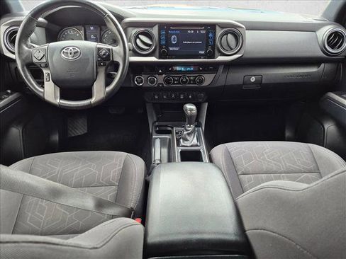 Used 2017 Toyota Tacoma TRD Off-Road w/ Premium & Technology Package AWD/4WD image 18
