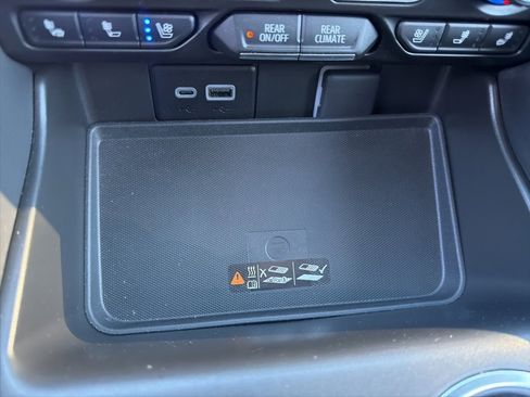 Certified 2024 Chevrolet Suburban Premier image 25