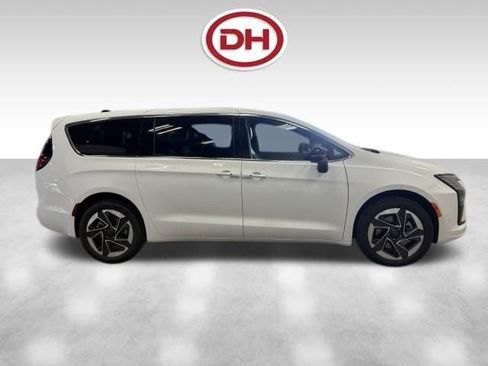 New 2027 Chrysler Pacifica Limited AWD/4WD image 2