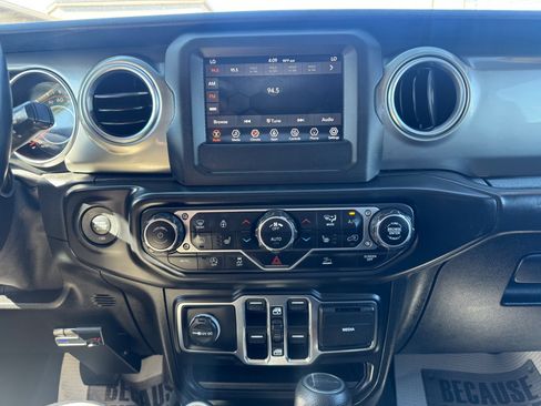 Used 2020 Jeep Gladiator Overland w/ Cold Weather Group image 15