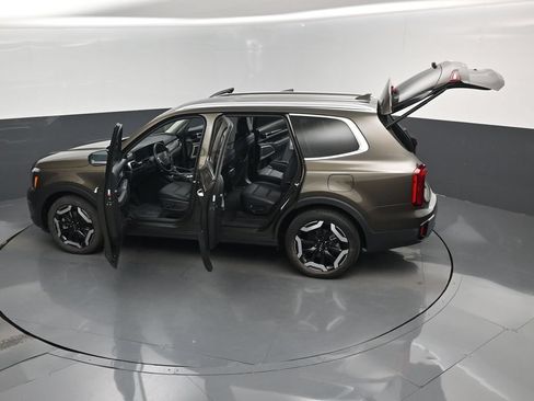Certified 2025 Kia Telluride S FWD image 17