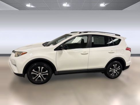 Used 2017 Toyota RAV4 LE FWD image 2