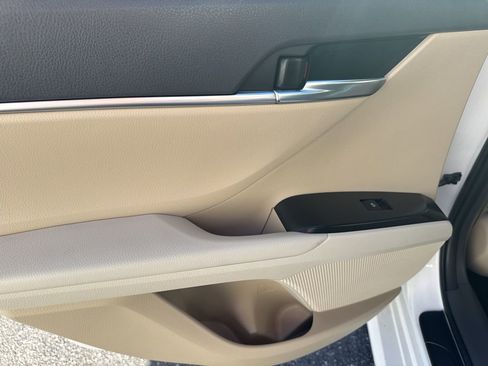 Used 2018 Toyota Camry L image 11