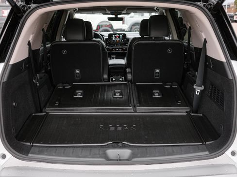 Used 2025 Nissan Pathfinder Platinum image 33