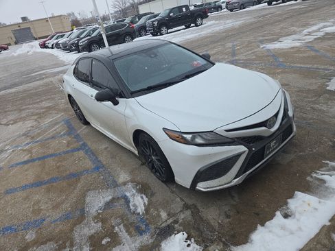 Used 2021 Toyota Camry XSE image 3