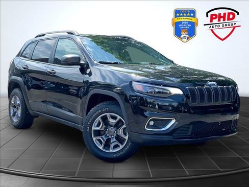 Used 2019 Jeep Cherokee Trailhawk w/ Cold Weather Group AWD/4WD image 1
