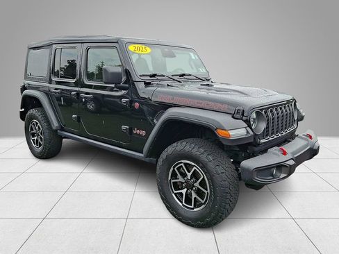 Used 2025 Jeep Wrangler Unlimited Rubicon AWD/4WD image 4