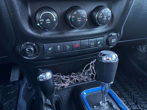 Used 2012 Jeep Wrangler Unlimited Sahara image 35