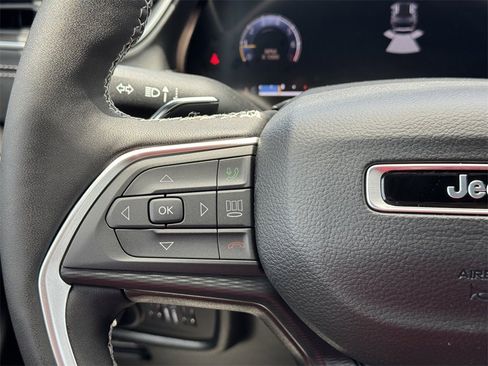 New 2025 Jeep Grand Cherokee Altitude image 22