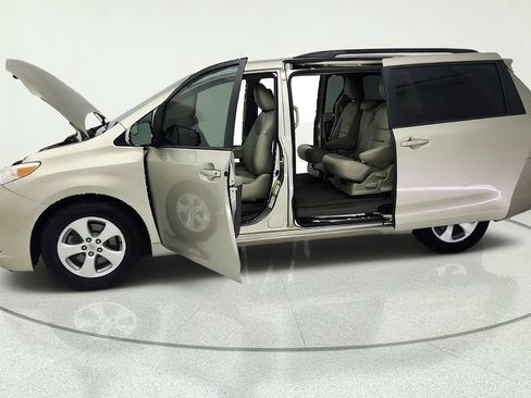 Used 2017 Toyota Sienna LE FWD image 31